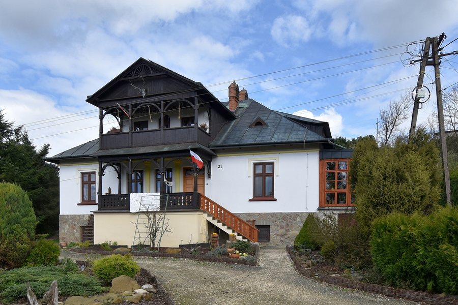 File:Pstrągowa, dwór (HB1).jpg