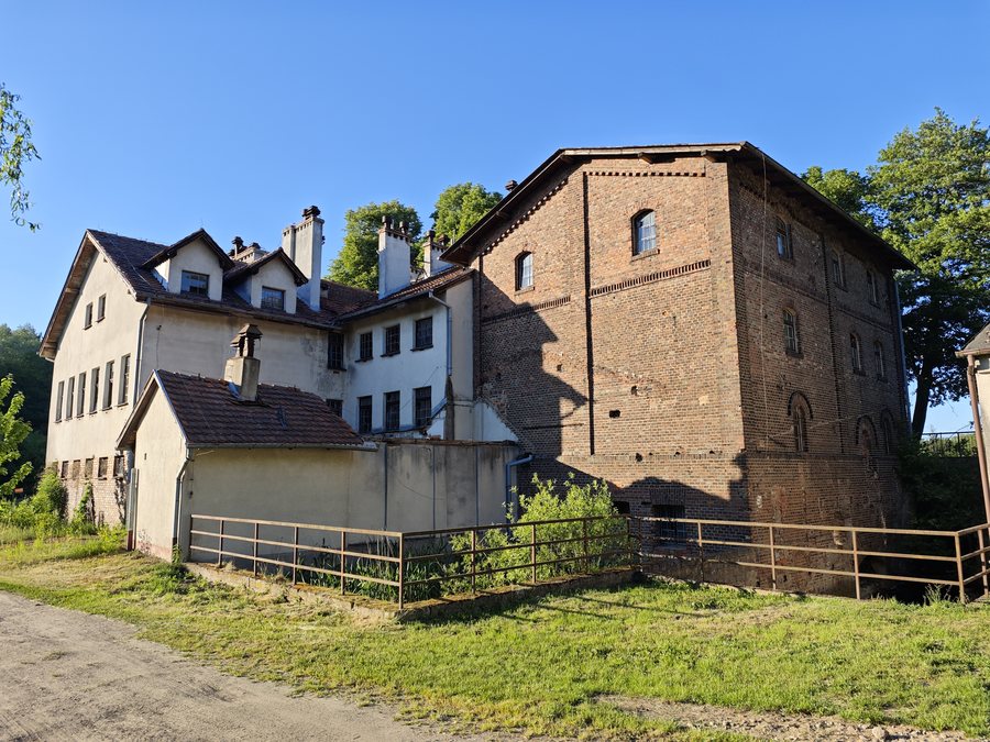Zabytkowy młyn wodny w Bogucinie gmina Swarzędz - widok zachodni.jpg