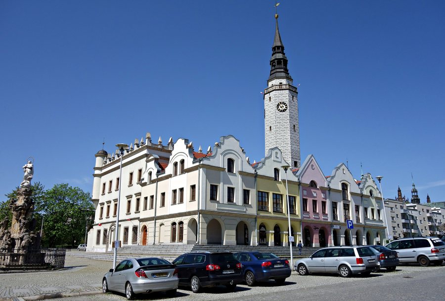 File:Głubczyce, ratusz i kolumna maryjna.jpg