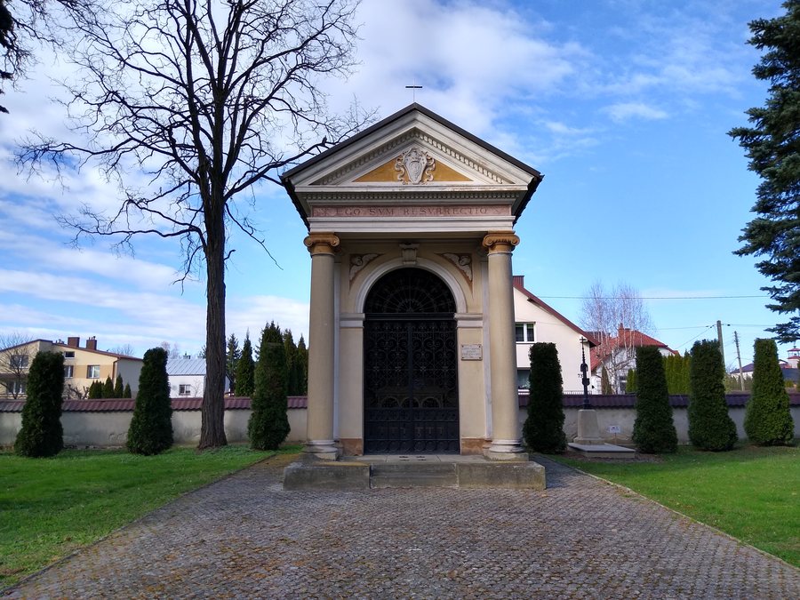File:Zaczernie (kaplica grobowa rodziny Jędrzejowiczów).jpg