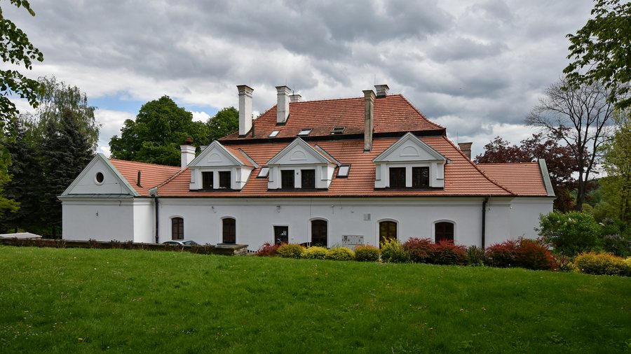 File:Rzuchowa, dwór (HB4).jpg