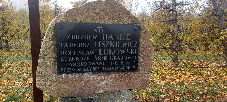 Plaque to victims of Stalinism in Budki Petrykowskie (3)
