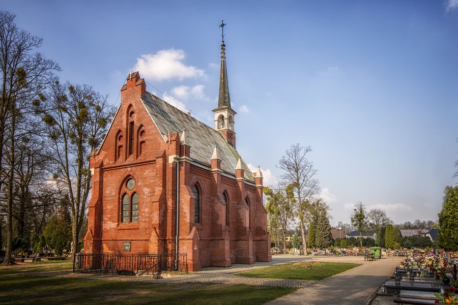 File:SM Kluczbork Kaplica cmentarna 2019 (1).jpg