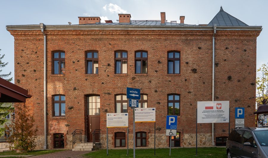 File:Brzozów pow. brzozowski ul. Armii Krajowej 4 budynek Towarzystwa Gimnastycznego Sokół A-55 (4).jpg