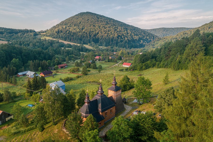 File:Cerkiew w klimatycznym otoczeniu w Beskidzie Niskim.jpg