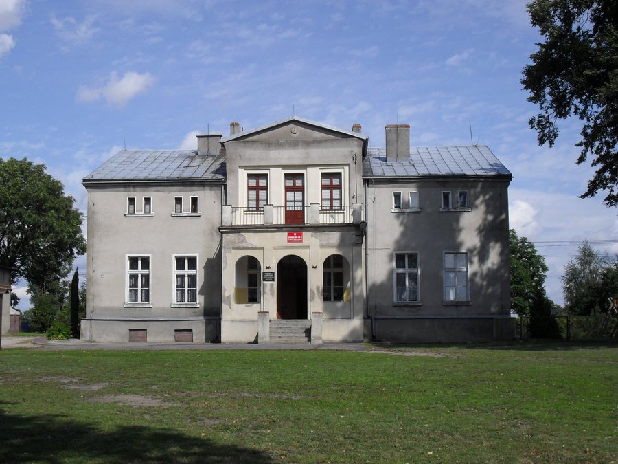 File:Dwór w Zbrachlinie.jpg