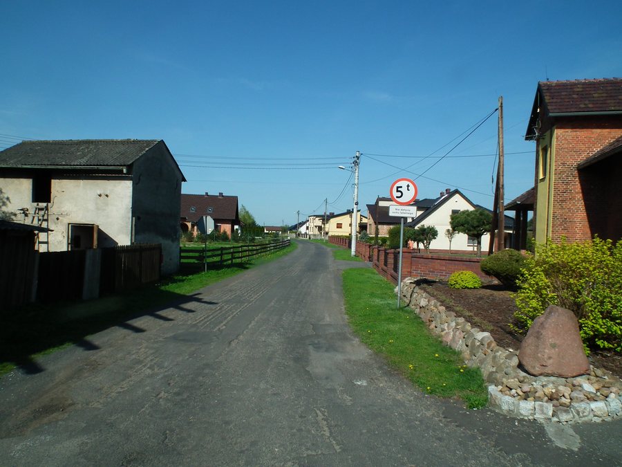 File:MOs810 WG 2018 8 Zaleczansko Slaski (Koszwice, street).jpg