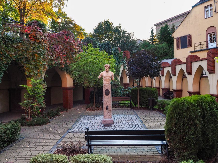 File:Opole - Uniwersytet Opolski, Collegium Maius - park rzeźb 2.jpg