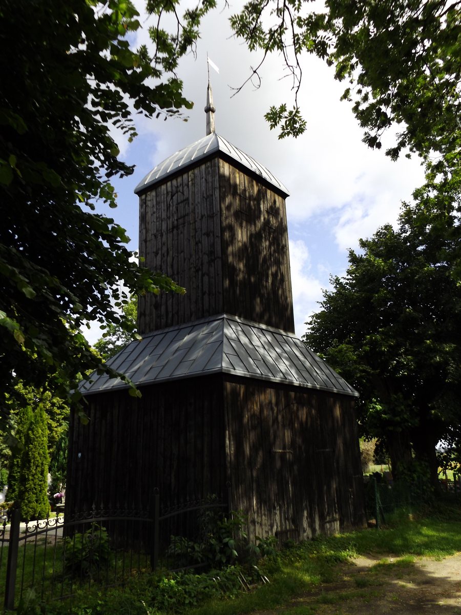 File:Zabytkowa dzwonnica na cmentarzu we wsi Wiślina - panoramio.jpg