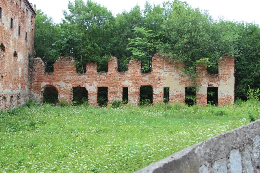 File:Pieniezno castle 01.JPG