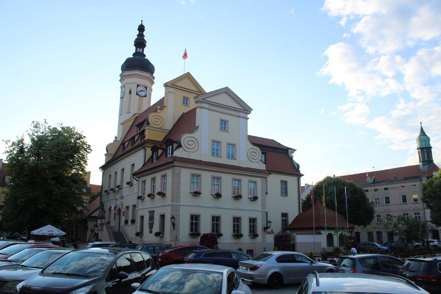 File:Town hall in Wołów 01.jpg