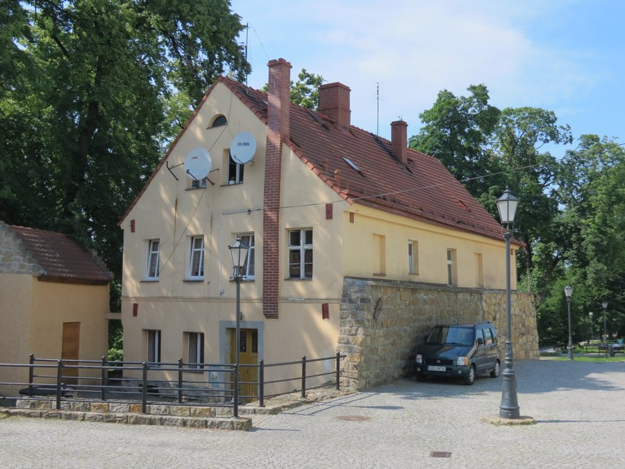 File:Złotoryja, pozostałości murów obronnych przy ul. Basztowej, widok od pd..JPG