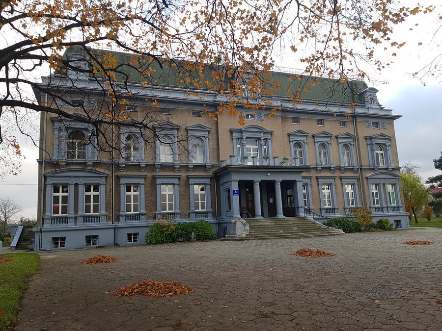 File:Pogrzebień, pałac (1).jpg