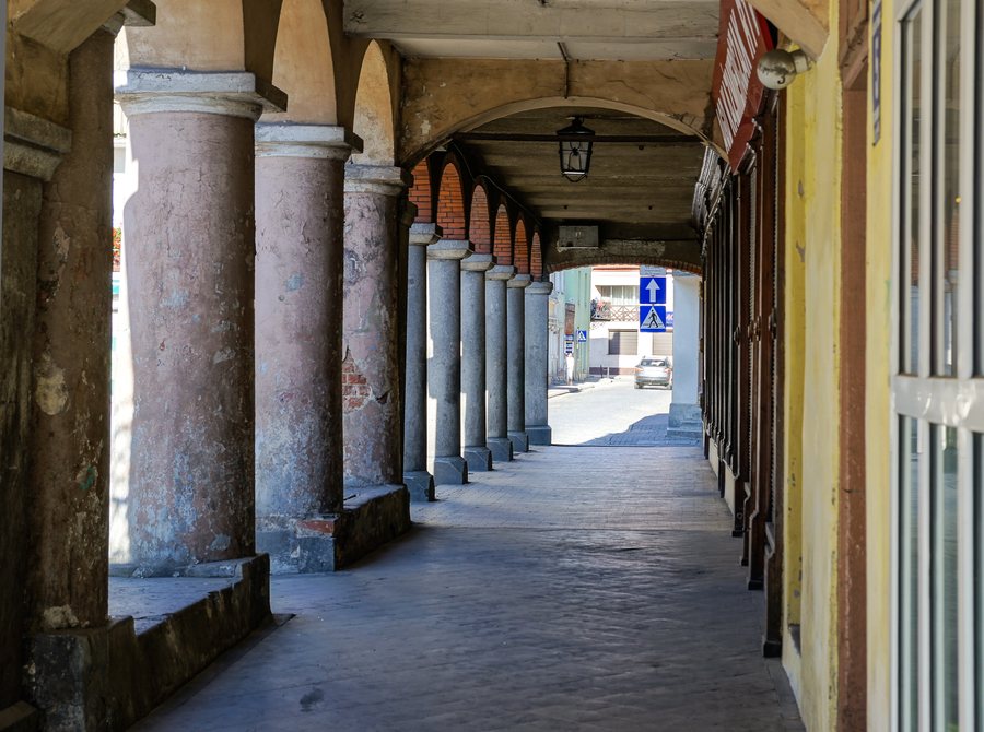 File:Orneta, Plac Wolności 1,3,5 podcienie.jpg