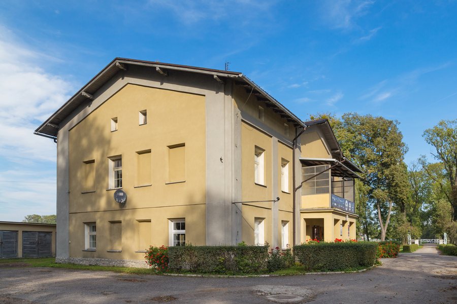 File:2021 Powiat cieszyński, Ochaby, Dwór 01.jpg