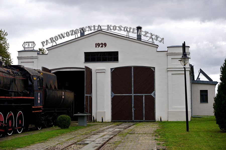 File:Hala parowozów Towarowa 7 (Kościerzyna).jpg