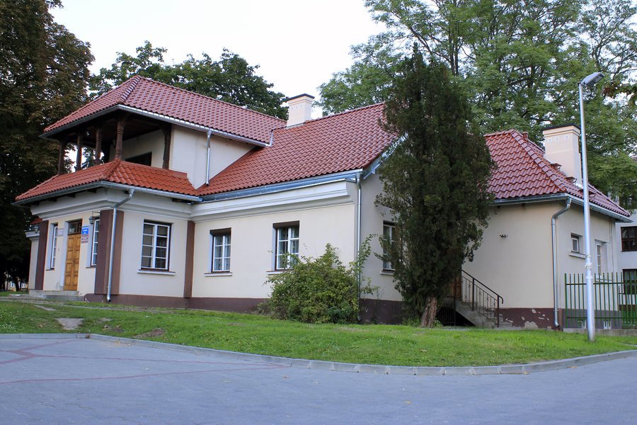 File:Błonie, dom, poł. XIX (dworek „Poniatówka”).jpg
