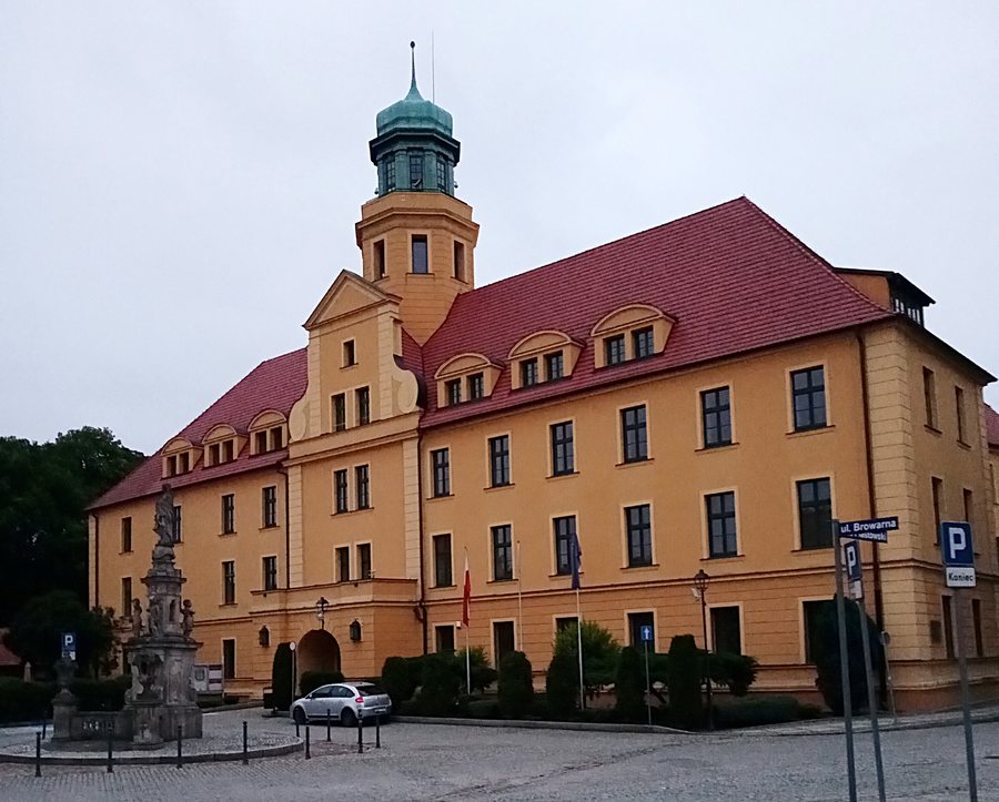 File:Wołów, zamek piastowski, ob. starostwo i figura Matki Boskiej.jpg