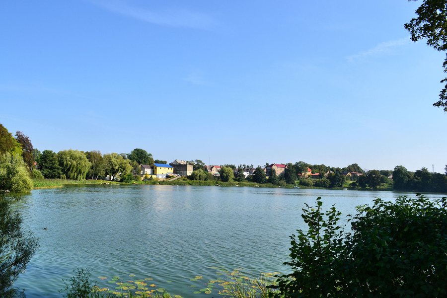 File:Chociwel jezioro Starzyca.jpg