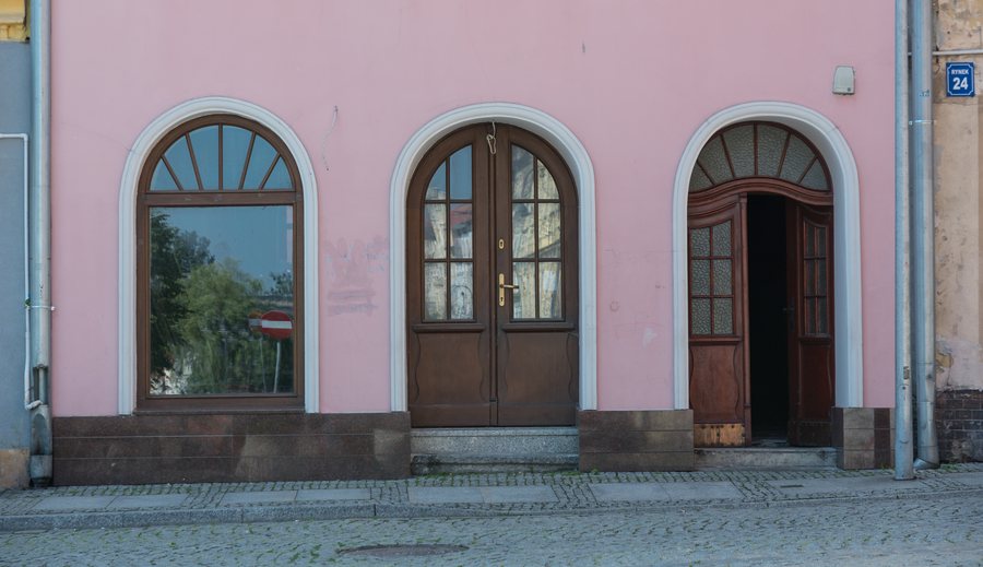 File:2016 Niemcza, pl. Rynek 25 04.jpg