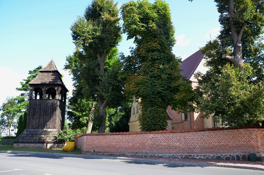 File:Zespół kościoła św. Stanisława w Ceradzu Kościelnym 02.JPG