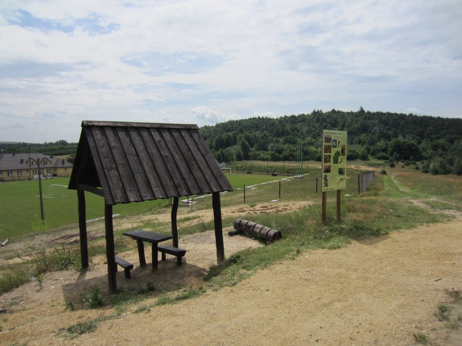 File:PL Niegowa Bicycle Trail Rest Stop.jpg