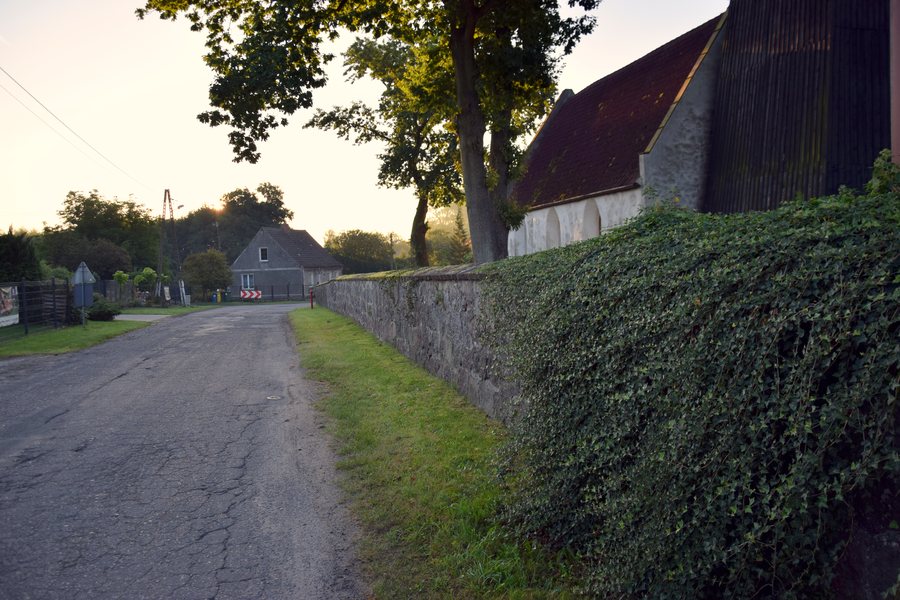 Mur cmentarny przykościelny