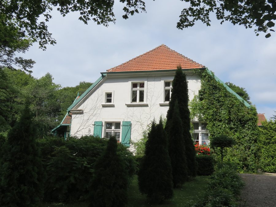 File:Sikorzyno, dwór, widok od pd. (2).JPG