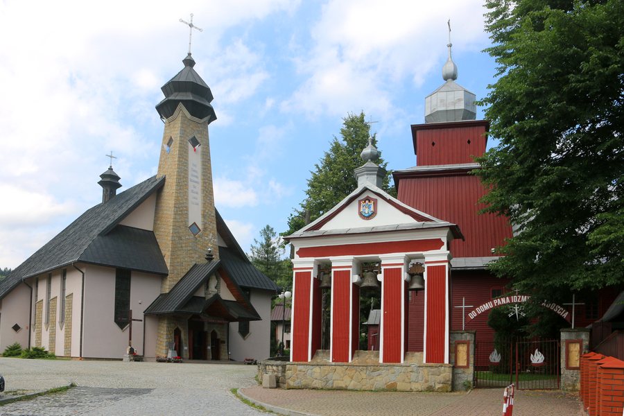 File:Tylicz, Kościół Świętych Apostołów Piotra i Pawła 01.jpg