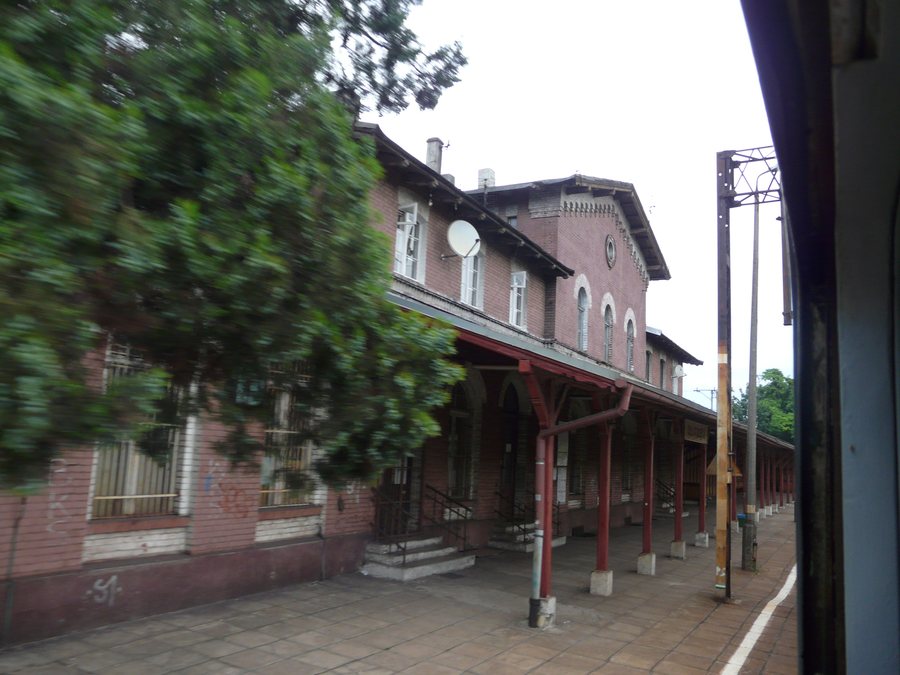 File:Długołęka - dworzec kolejowy.jpg