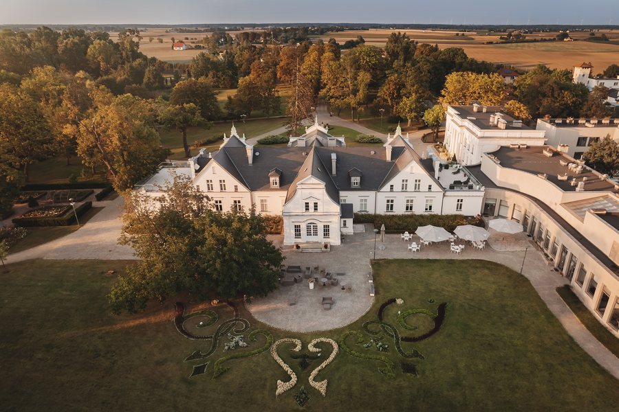 File:Pałac w Turznie, widok z drona.jpg