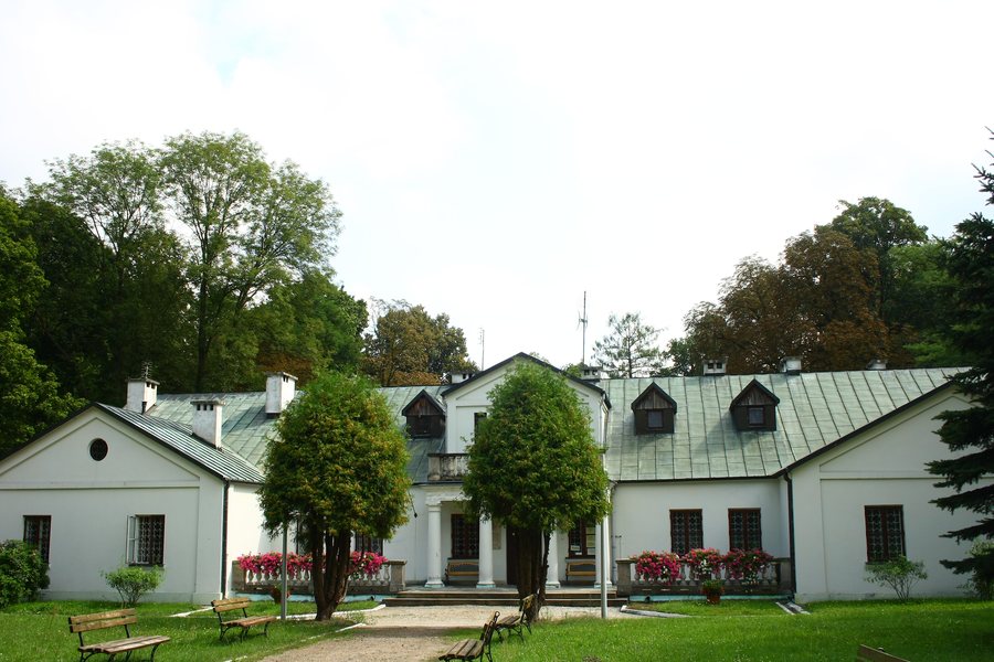 File:Dworek w nagłowicach.jpg