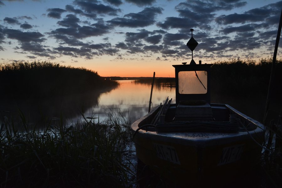 File:Katy Rybackie - Stary port rybacki nad Zalewem Wislanym - wschod slonca.jpg