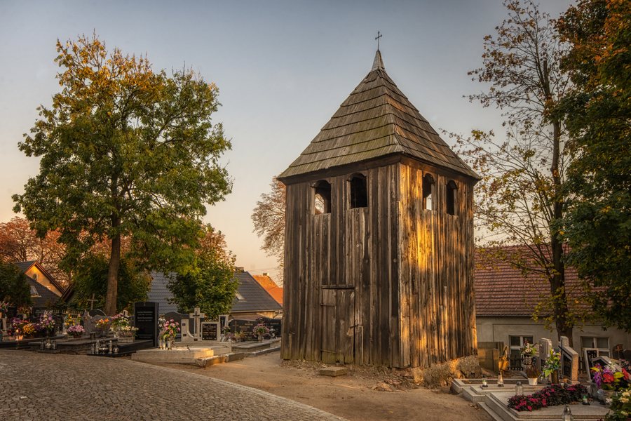 File:SM Bucz Kościół św Barbary-dzwonnica 2018 (0).jpg