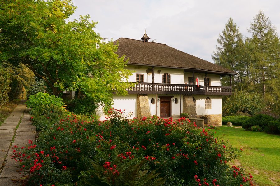 File:Stryszów 508 gmina Stryszów. Zespół dworski dwór park A 1039 M.jpg