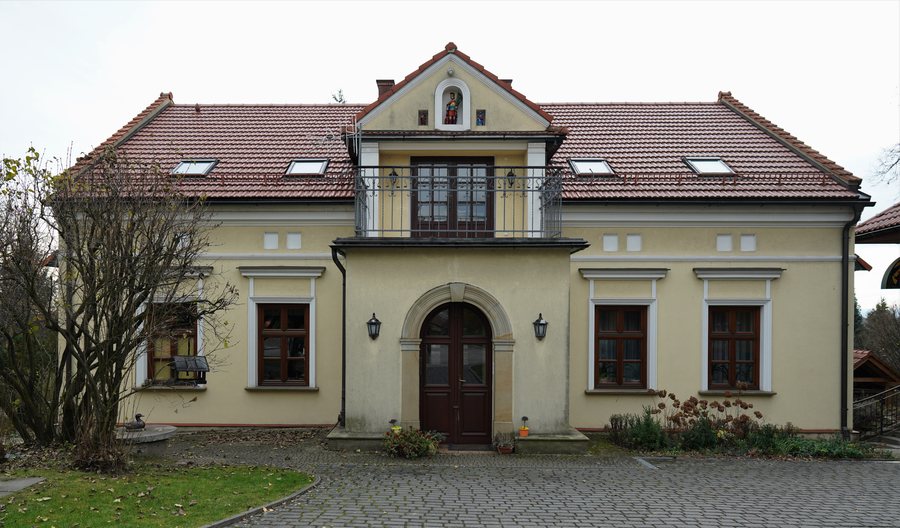 File:A-595 Ochojno 2019 zespół domu nr 34.jpg