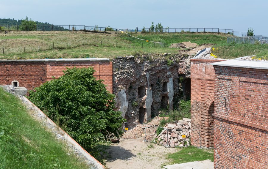 File:2016 Twierdza Srebrna Góra, fort główny (donżon) 11.jpg
