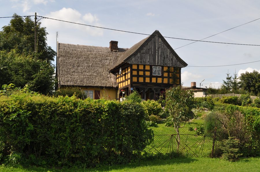 File:Pilona, dom podcieniowy.JPG