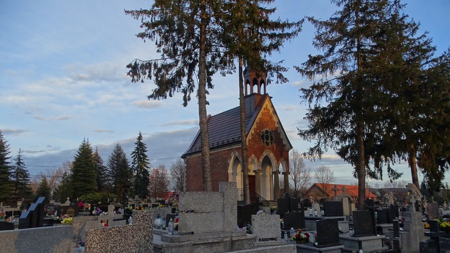 File:Rzezawa – Kaplica cmentarna na cmentarzu parafialnym starym3.jpg