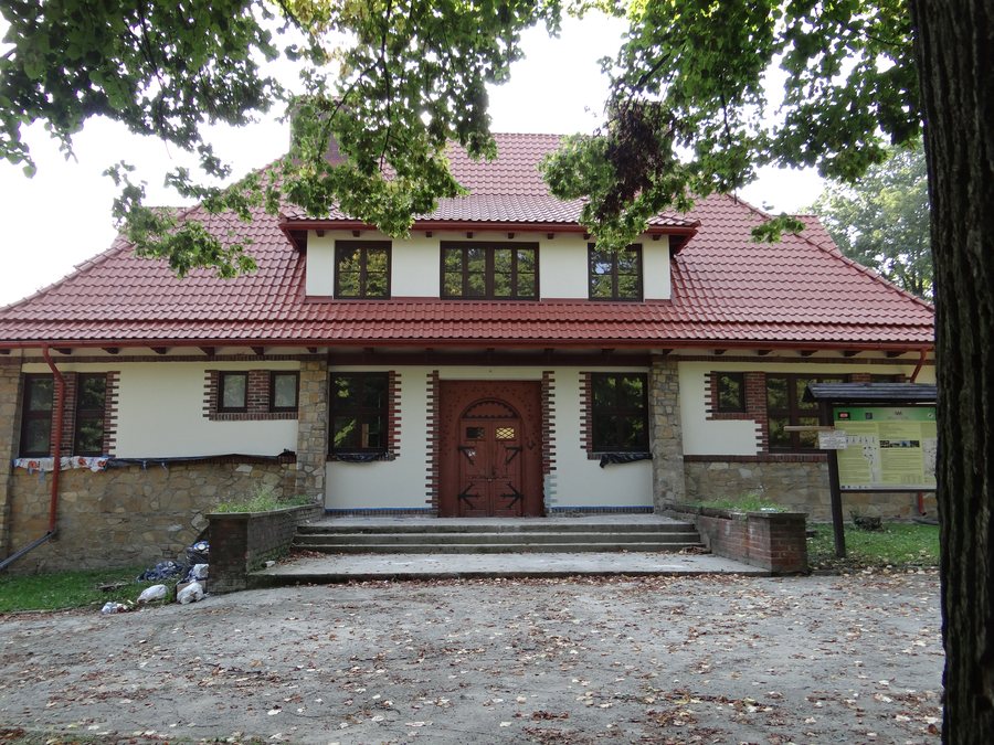 File:631519 podkarpackie gm Gać Gać budynek Uniwersytetu Ludowego 1.JPG