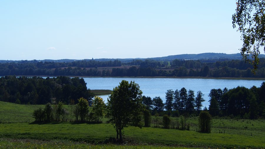 File:Jezioro Blanki, wieś Suryty, pow. lidzbarski. Widok ze wzgórza, wjazd od strony wsi Jarandowo - panoramio.jpg