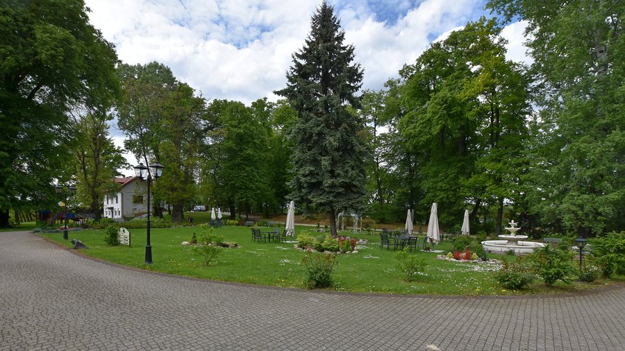 File:Zgłobice, park (HB7).jpg