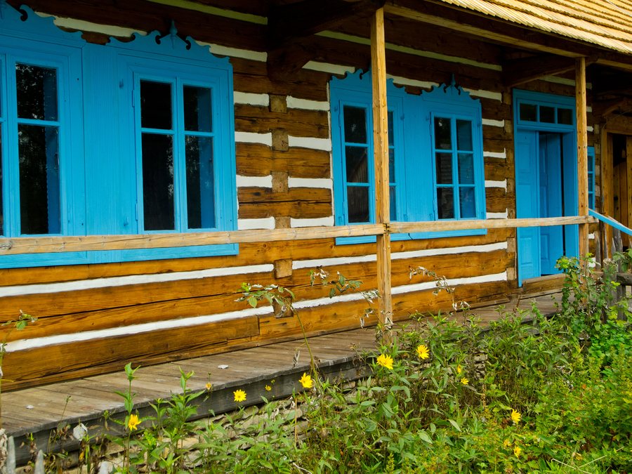File:Zubrzyca skansen, chata orawska.jpg