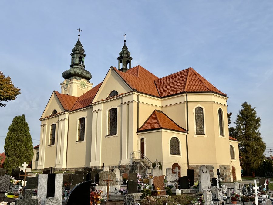File:Kościół w Pinczynie z południowego wschodu.jpg