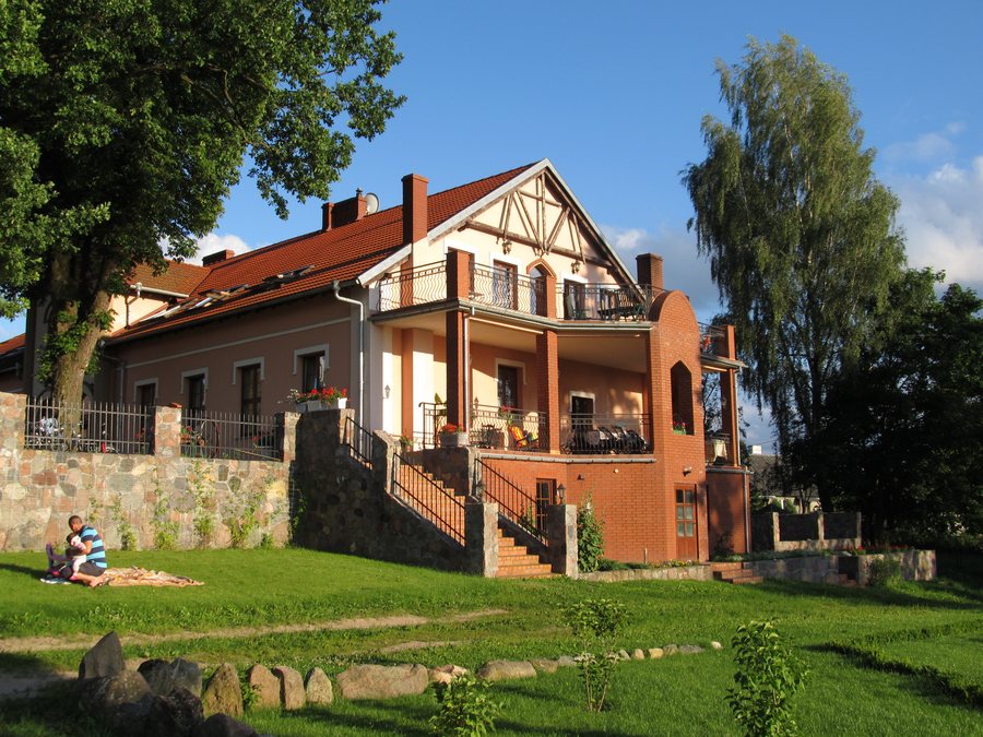 File:Brożówka (gm. Kruklanki), dwór, widok od ogrodu (1).JPG