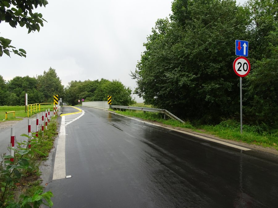 File:Mielno, ulica gen. Maczka przed mostem nad Jamieńskim Nurtem.jpg