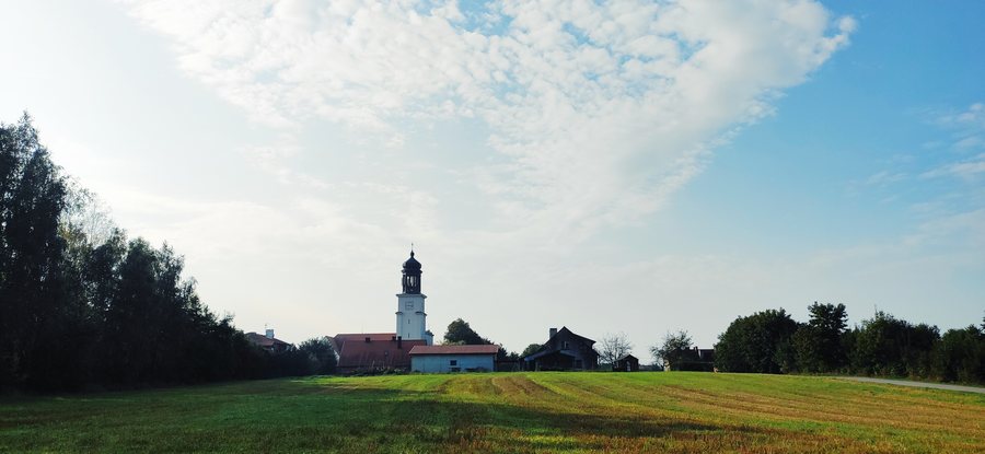 File:Kościół i plebania w Osiu.jpg