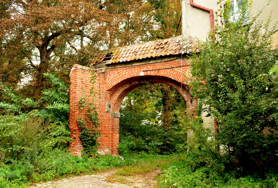 File:Grabiny ZAMECZEK -Brama z herbem Gdańsk.jpg