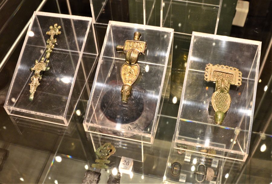 File:02019 0570 (2) Brooches from the cremation cemetery at Tumiany, the 5th - 7th century.jpg