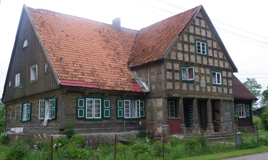 File:Gniazdowo - dom podcieniowy.jpg